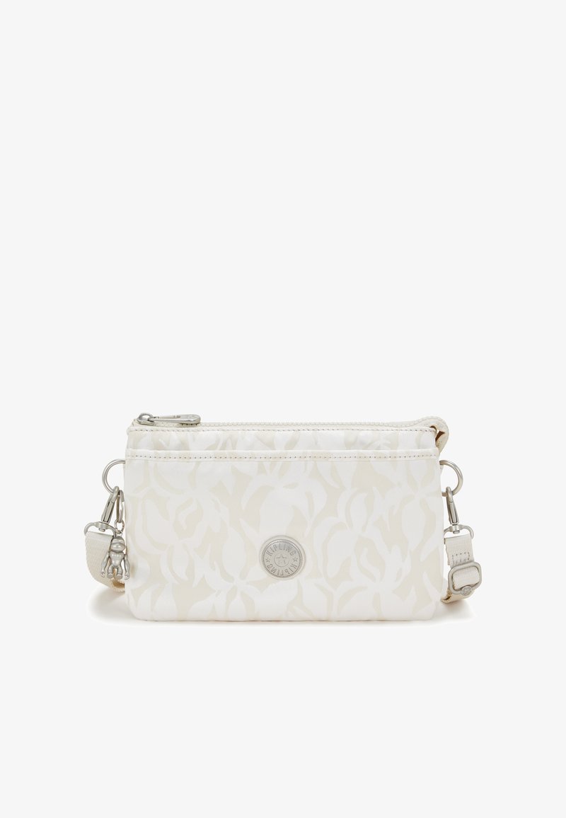 Borsetta in tessuto bianco con motivo floreale, dotata di hardware argentato, chiusura con zip e tracolla regolabile. Presenta il logo al centro. Design compatto.