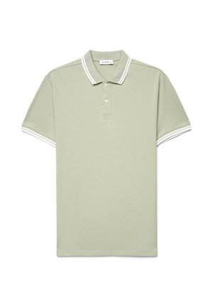 Polo à manches courtes vert clair avec double rayures blanches sur le col et les manches, patte à deux boutons, et coupe standard.