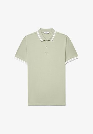 Polo à manches courtes vert clair avec double rayures blanches sur le col et les manches, patte à deux boutons, et coupe standard.