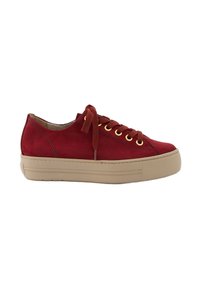 Sneaker basse in suede rosso con punta rotonda, suola in gomma beige, occhielli dorati e lacci rossi abbinati. Dettagli testurizzati sulla tomaia.