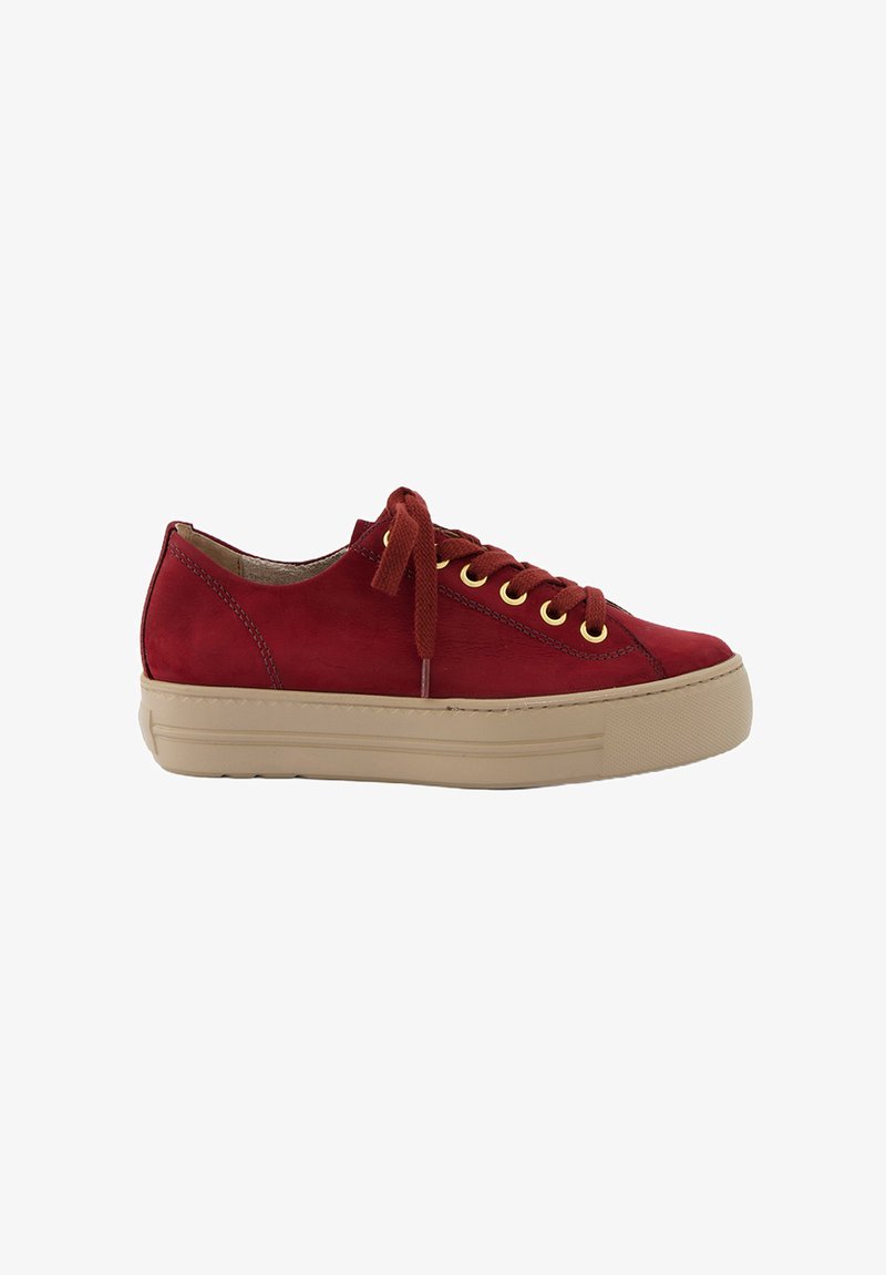 Zapatilla baja de ante roja con punta redonda, suela de goma beige, ojales dorados y cordones rojos a juego. Detalles texturizados en la parte superior.
