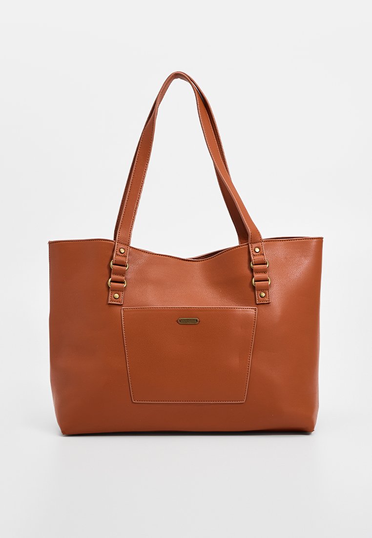 Bolso tote de imitación cuero marrón con dos correas para el hombro, bolsillo frontal y acentos en tono dorado. Textura suave, forma rectangular.