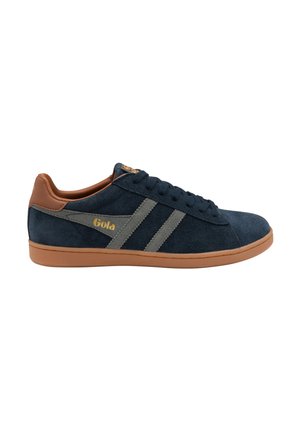 Baskets en daim bleu marine avec des bandes grises, semelle et talon marron, fermeture à lacets à l'avant, et logo "Gola" sur le côté et la languette.