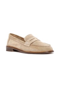 Mocassin penny en cuir suédé beige avec petit talon en bois et détails cousus, présenté de profil sur fond blanc.