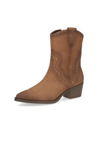 Stivaletto in suede marrone con punta a punta, cuciture decorative e dettagli di borchie. Presenta un tacco basso impilato e linguette di tiro sui lati.