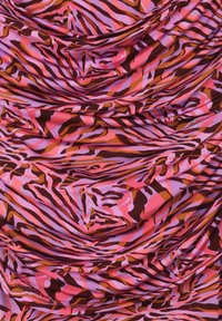 Tissu à texture froissée avec un motif abstrait de rayures animales en rose, violet, orange et marron.
