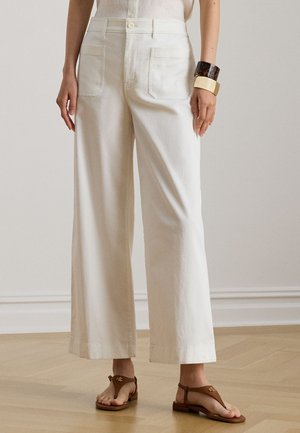 Laiade säärtega kreemikasvalged puuvillased püksid, millel on sile tekstuur, esiküljel ja tagaküljel taskud ning kõrge vöökohaga disain.