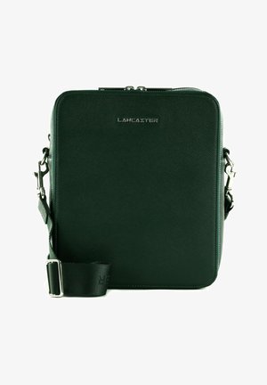 Sac en cuir vert en bandoulière avec une surface texturée, de forme carrée, matériel en argent et sangle réglable, arborant le logo "LANCASTER."