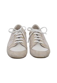Baskets beiges avec un extérieur en suede, présentant un capuchon en cuir blanc, un laçage à l'avant et des accents texturés sur les côtés.