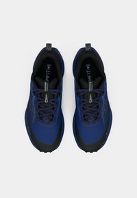Modré športové topánky s textúrovaným sieťovaným zvrškom, čiernymi akcentmi, vystuženou špičkou a hrubou podrážkou s protišmykovými vzormi.