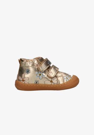 Scarpa alta da bambino in metallo dorato con motivi floreali blu e beige e due cinturini in Velcro, suola in gomma marrone.