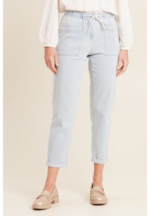 Lichtblauwe denim broek met een elastische tailleband, een trekkoordsluiting en twee voorzakken. Omgekrulde broekspijpen bij de enkel.
