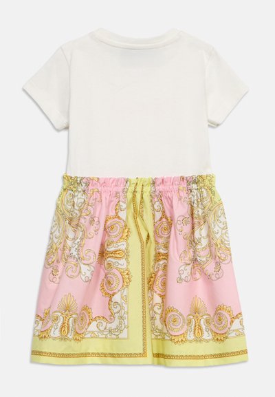 Λευκό φόρεμα με κοντά μανίκια, ελαστική μέση και φούστα με περίτεχνο μπαρόκ σχέδιο σε ροζ, κίτρινο και χρυσό χρώμα.