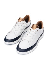 Weiße Leder-Sneaker mit einer marineblauen Schuhspitze, bronzefarbenen Akzenten und einem seitlichen Reißverschluss. Schnürsenkel mit sechs Ösen für eine verstellbare Passform gesichert.