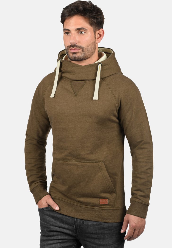 Olivengrøn hoodie med høj krave, cremefarvede snore, kænguru-lomme og en struktureret overflade. Har en lille labeldetalje.