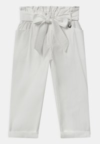 Bílé bavlněné kalhoty se staženým pasem, odpovídajícím opaskem, dvěma bočními kapsami a ohrnovacími lemy. Hladká textura s minimálním detailem.