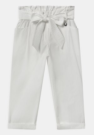 Witte katoenen broek met een gerimpelde taille, bijpassende strikceintuur, twee zijzakken en opgerolde zoom. Zachte textuur met minimale details.