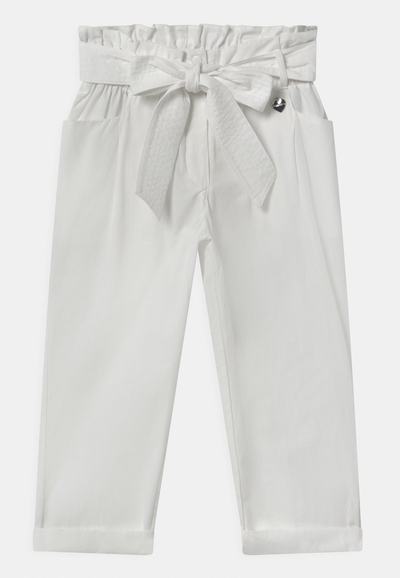 Bílé bavlněné kalhoty se staženým pasem, odpovídajícím opaskem, dvěma bočními kapsami a ohrnovacími lemy. Hladká textura s minimálním detailem.