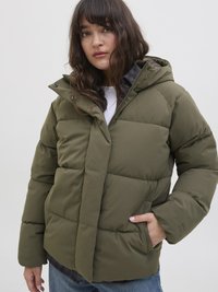 Veste matelassée vert olive avec capuche, fermeture à boutons et deux poches latérales. Présente un design matelassé et une texture lisse et brillante.