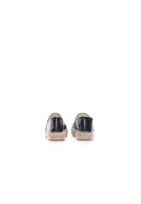 Espadrillas in pelle nera con retro arrotondato, dotate di suola in juta intrecciata e cuciture visibili lungo i bordi.
