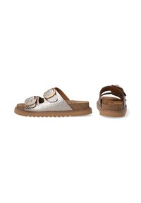 Metallisch silberne Riemchensandalen mit zwei verstellbaren Riemen und dekorativen Schnallen sowie einer strukturierten Oberseite, Korkfußbett und Gummisohle.