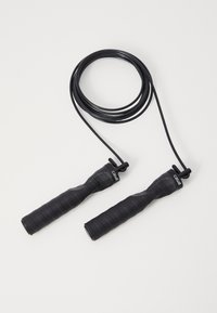 Μαύρο σχοινάκι άσκησης με υφασμένες, βαμμένες λαβές για καλύτερη λαβή. Οι λαβές φέρουν λογότυπο στη βάση. Το σχοινάκι είναι τυλιγμένο για αποθήκευση.