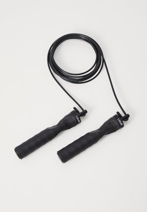 Corda de saltar preta com cabos moldados e texturizados para melhor aderência. Os cabos apresentam uma marcação na base. A corda está enrolada para armazenamento.