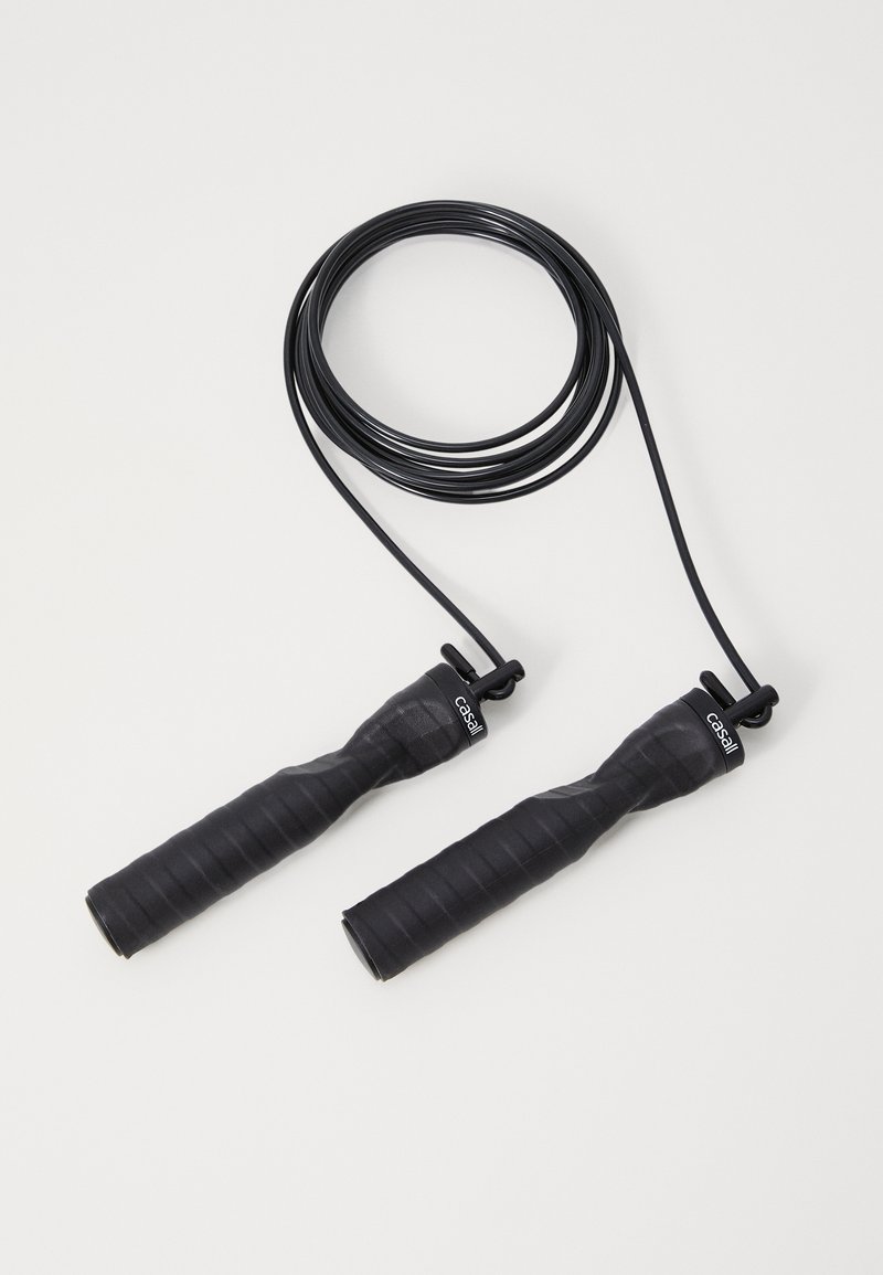 Μαύρο σχοινάκι άσκησης με υφασμένες, βαμμένες λαβές για καλύτερη λαβή. Οι λαβές φέρουν λογότυπο στη βάση. Το σχοινάκι είναι τυλιγμένο για αποθήκευση.