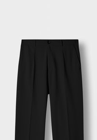 Zwarte, op maat gemaakte broek met knopen aan de voorkant en riemlussen, voorzien van steekzakken aan de zijkant en een rechte pijp, weergegeven op een witte achtergrond.