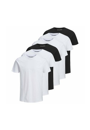 Cinque t-shirt semplici a maniche corte con scollo rotondo, alternate nei colori bianco e nero, ordinate in pila e leggermente sovrapposte.