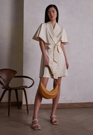 CAPE DRESS - Koktejlov aty / aty na prty - vanilla