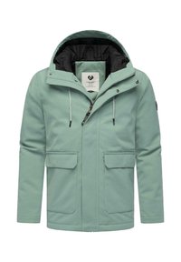 Chaqueta con capucha de color verde claro, con cierre de cremallera al frente, dos grandes bolsillos delanteros y un forro interior negro. Presenta cordones y un logo en la manga.