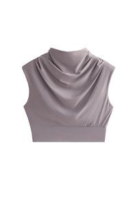 Top corto grigio senza maniche, drappeggiato, con una texture morbida. Presenta un collo alto e un orlo aderente. Tessuto liscio con una leggera lucentezza.