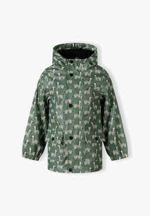 Grüne Regenjacke mit einem ganzflächigen weißen Zebra-Muster, Knopfverschluss, Kapuze und elastischen Bündchen für eine sichere Passform.