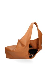 Bruine leren tote bag met een zachte, gestructureerde afwerking en een enkele schouderband. Bevat twee ritszakken aan de binnenkant.