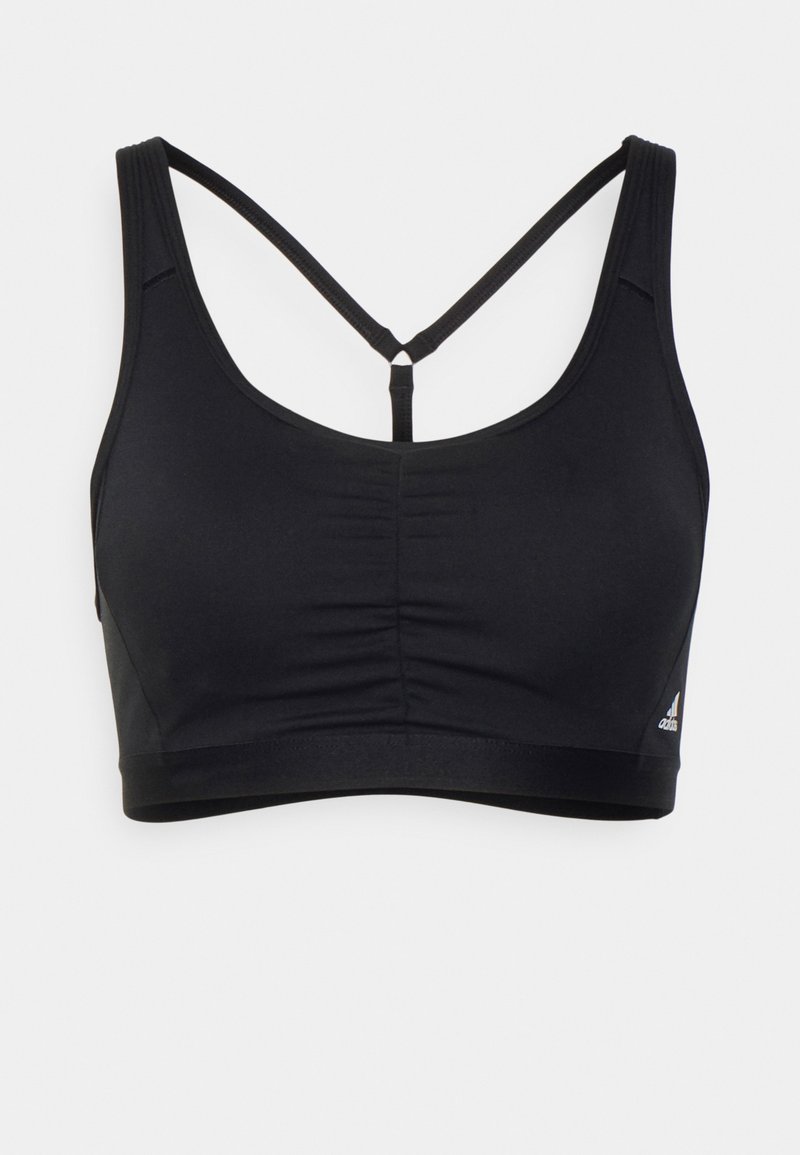 Sujetador deportivo negro con escote en forma de U, tirantes entrecruzados y un diseño fruncido en la parte frontal, fabricado con un material suave y elástico.