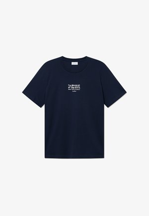 Tumši zils kokvilnas T krekls ar īsām piedurknēm, apaļu kakla izgriezumu un baltu grafisku tekstu: "Pilsētas mūzika. Ņujorka, Tribeka."