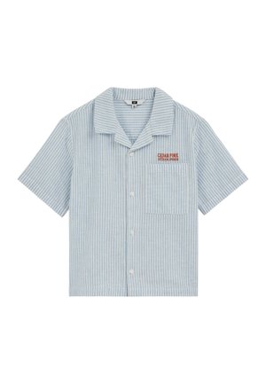 Camisa de botones de manga corta a rayas azul claro y blanco con un bolsillo en el pecho y "Cedar Fork Outdoor Division" bordado encima del bolsillo.