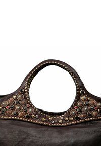 Manico di borsa in pelle marrone scuro adornato con borchie decorative e perline in oro, nero, rosso, turchese e cristallo.
