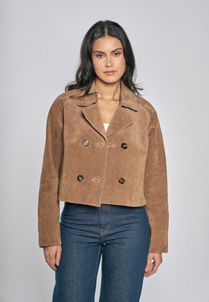 Brązowa krótka kurtka ze skóry zamszowej z dwurzędowym przodem, klapami z wcięciem i dwoma guzikami. Gładka faktura i dopasowany krój.