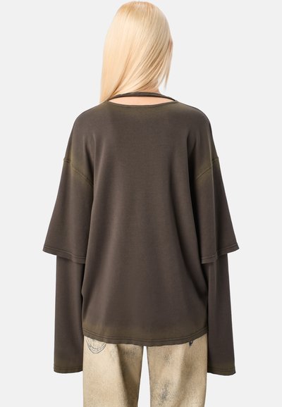Olijf groene long-sleeve top met verlaagde schouders, wijde mouwen en een relaxte pasvorm. Kenmerkt zich door een ronde halslijn en subtiele naaddetails.