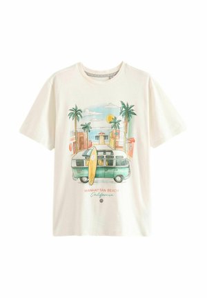T-shirt blanc avec un graphisme coloré représentant une camionnette vintage verte, une planche de surf jaune, des palmiers et une vue sur l'océan, intitulé "Manhattan Beach Californie."