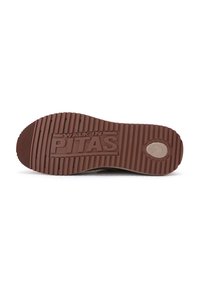 Suela de zapato de goma marrón con surcos profundos para una mejor tracción; presenta el texto en relieve "WALK IN PITAS" y un acento de logotipo circular.