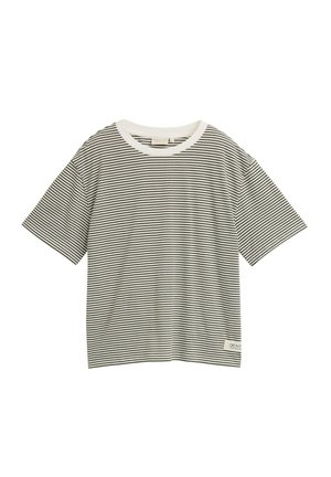 Gestreiftes Kurzarm-T-Shirt in Schwarz und Weiß, mit Rundhalsausschnitt und strukturiertem Stoff, ausgestattet mit einem Etikett an der unteren Seite.