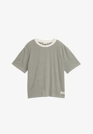 Juodai baltos dryžuotos trumpomis rankovėmis marškiniai su apvalia iškirpte ir tekstūruotu audiniu, su etikete apatiniame šone.