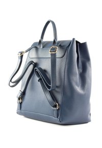 Tummansinisen teksturoidun nahkaisesta reppusta, jossa on kultaiset yksityiskohdat, yläkahvat ja säädettävät hihnat. Ominaisuuksiin kuuluu jämäkkä muoto ja sileät korostukset.