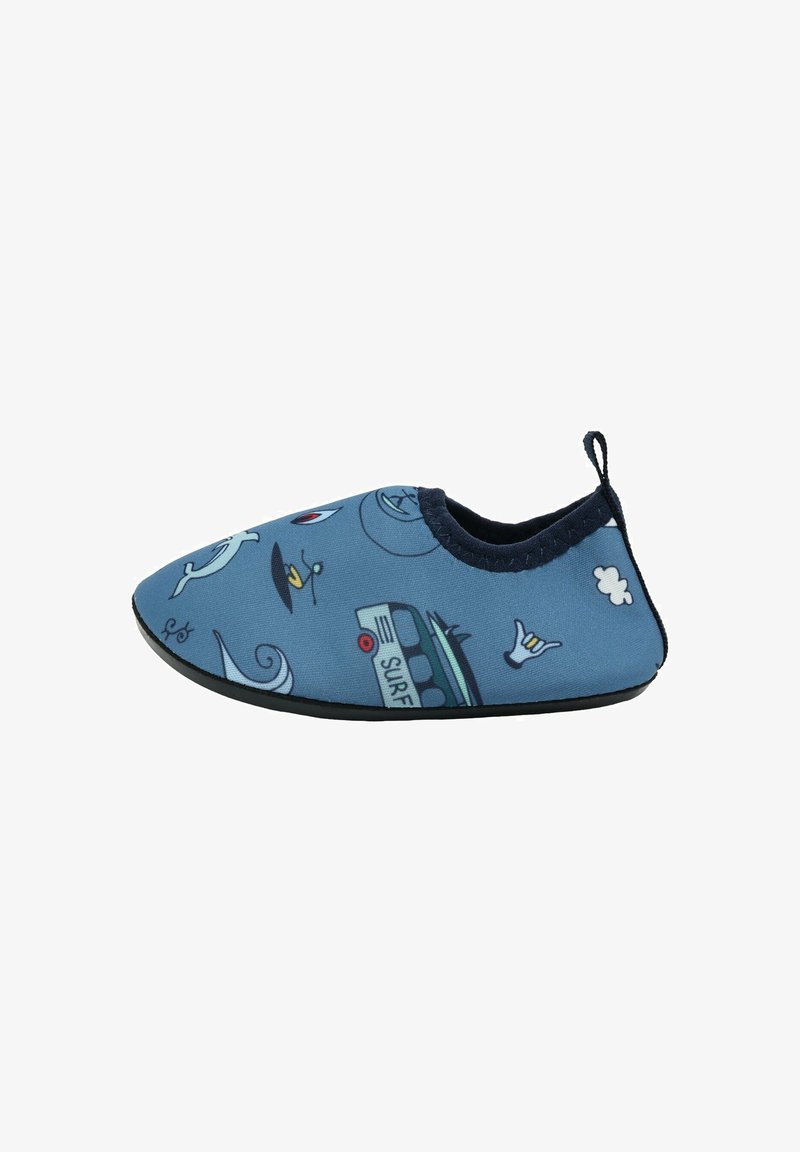 Chaussure d'eau bleue à enfiler avec des motifs sur le thème du surf, comprenant une camionnette, un palmier, un requin, un geste de la main et un nuage, semelle noire et languette au talon.