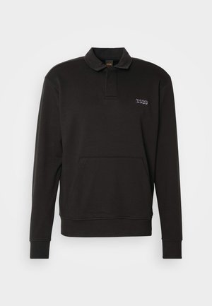 Sweatshirt noir avec col polo, manches longues, poche avant et logo "BOSS" brodé sur la poitrine. Texture douce et design décontracté.