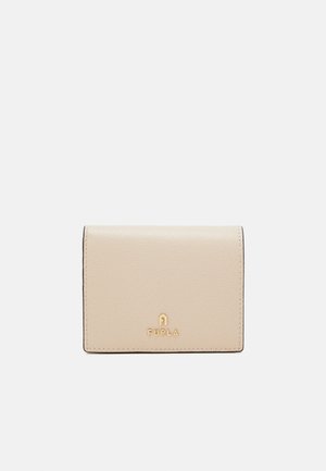 Portafoglio in pelle beige con finitura testurizzata, caratterizzato da un logo dorato sul fronte. Forma compatta e rettangolare con angoli arrotondati.
