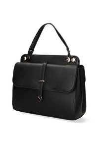 Borsa a mano in pelle nera con finitura testurizzata, forma rettangolare e chiusura a patta. Presenta accessori in tono oro e due manici superiori.